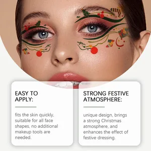 Detailansicht von Weihnachts-Gesichtstattoos auf dem Gesicht eines Modells.