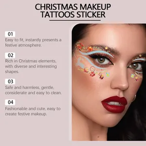 Nahaufnahme von festlichen Weihnachts-Make-up-Gesichtstattoos mit Glocken- und Rentierdesign