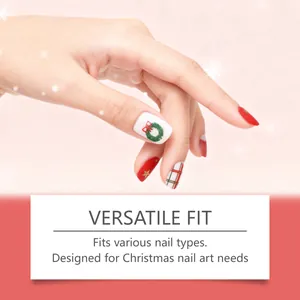Nahaufnahme von festlichen Weihnachts-Gel-Nagelaufklebern mit Kranz und Karomuster