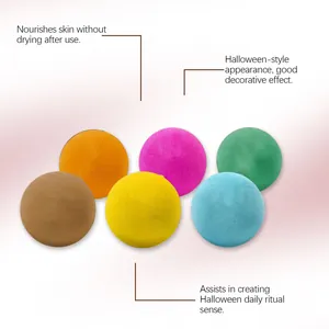 Primer plano de bombas de baño de Halloween de colores con beneficios nutritivos