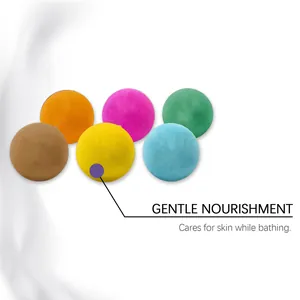 Variedad de bombas de baño coloridas con fórmula nutritiva suave mostrada en detalle.