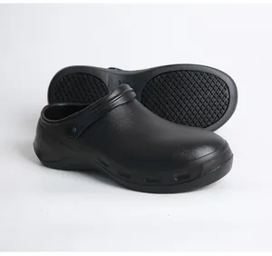 Détail de chaussures de chef en EVA noir antidérapantes avec embout de sécurité en acier.