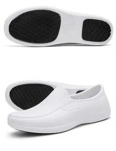 Detailaufnahme weißer EVA-Küchenschuhe mit rutschfester Gummisohle und Seitenansicht