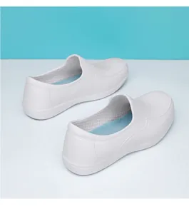 Detailansicht weißer wasserfester EVA-Küchenschuhe mit öl- und rutschfester Spezialsohle.