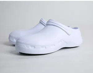 Gros plan latéral de chaussures de sécurité de chef en EVA blanc avec semelle antidérapante