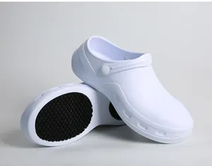 Vue détaillée de chaussures de chef EVA blanches antidérapantes avec semelle gomme