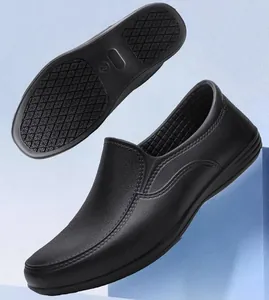 Detailansicht wasserfester schwarzer EVA-Kochschuhe mit rutschfestem Sohlenmuster