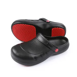 Vue détaillée des chaussures de chef noires avec semelles antidérapantes à motif rouge