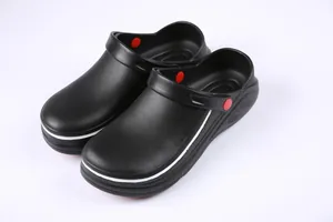 Detailansicht schwarzer, rutschfester EVA-Küchenschuhe mit roten Nieten-Akzenten.