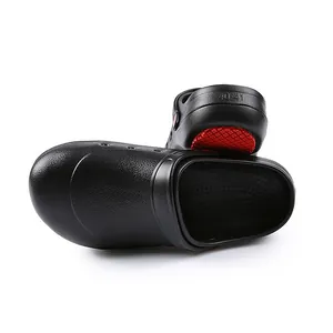Détail de la chaussure de chef en EVA imperméable avec semelle antidérapante rouge robuste.