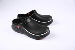 Detailansicht schwarzer wasserfester EVA-Kochschuhe mit rutschfester Sohle und Streifen