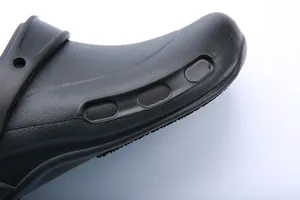 Makro-Detailansicht der schwarzen rutschfesten Kochschuhe aus strapazierfähigem EVA-Material
