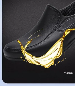 Detailansicht wasserfester schwarzer Kochschuhe mit ölbeständiger Materialtextur
