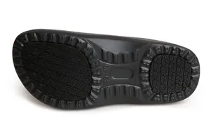 Detalle de la suela antideslizante de zapatos de trabajo negros de EVA para chefs.