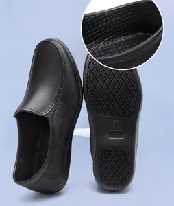 Detailaufnahme der rutschfesten Sohle und des strukturierten Innenfutters schwarzer EVA-Schuhe