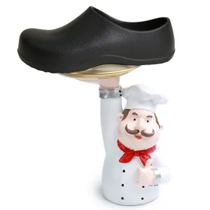 Vista detallada del zapato de chef de EVA negro en una creativa bandeja de estatuilla