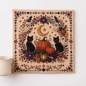 Handgemaakte Halloween kruissteekset met zwarte katten, pompoenen en enge spookjes