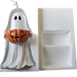 Süße weiße Gespensterfigur mit Kürbis für die Halloween-Tischdekoration zu Hause