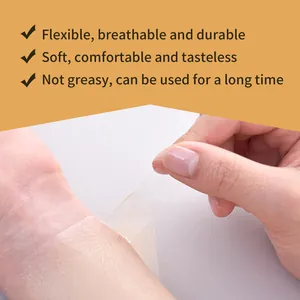 Detail van onzichtbare waterdichte concealerpleister met flexibele, ademende textuur.