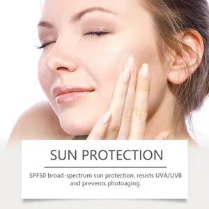 Nahaufnahme der Foundation-Anwendung auf strahlender Haut mit SPF50-Sonnenschutzfaktor