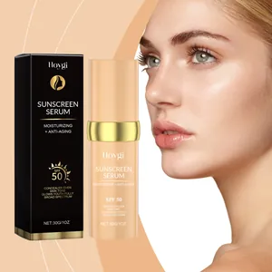 Hoygi SPF 50 Sunscreen Serum με συσκευασία 30g και μοντέλο που δείχνει λαμπερό δέρμα