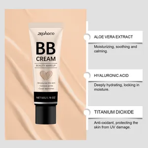 Vista detallada de la crema BB hidratante con ingredientes y textura de piel beige