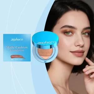 Detalle de la base de maquillaje cushion mate de zephoco con textura y la modelo
