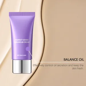 Detalle de tubo morado de BB cream sérum hidratante con función de control de grasa