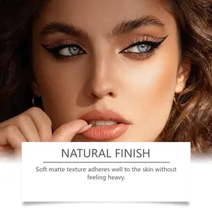 Vista detallada que muestra el acabado mate suave y natural del corrector en la piel