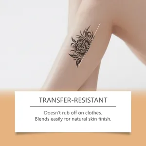 Gros plan d'un anti-cernes couvrant un tatouage de rose pour un fini naturel de la peau.