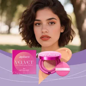 Dettaglio del fondotinta Zephoco Velvet Cushion con texture idratante e trucco modella