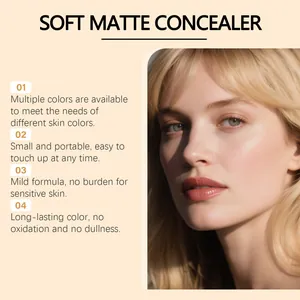 Modella che mostra il finish del correttore soft matte per un incarnato naturale