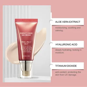 Detalle de la crema BB que destaca ingredientes como el aloe vera y el ácido hialurón