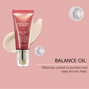 Primer plano del tubo de BB cream mate hidratante que muestra propiedades de control de grasa