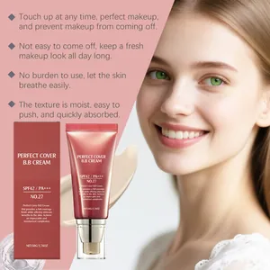 Detalle promocional que muestra tubo y caja de BB cream con una modelo femenina sonriente.