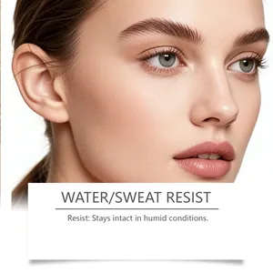 Nahaufnahme des Models mit wasserfestem und schweißfestem Flüssig-Foundation-Finish.