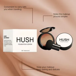 Vista macro del fondotinta cushion HUSH con confezione su elegante tessuto setoso