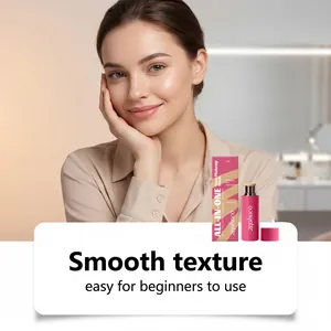 Modelo muestra la textura suave de la barra de maquillaje Zephoco para principiantes