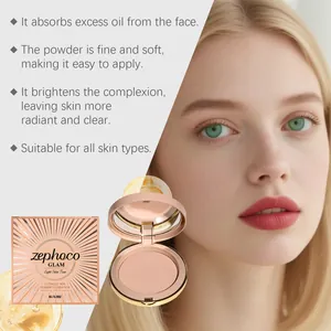 Primer plano de la base de maquillaje en polvo Zephoco y el cutis radiante de la modelo.