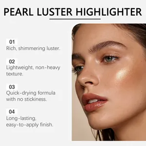 Gros plan de l'enlumineur éclat perlé sur le visage avec un fini doré scintillant