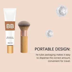 Detalle del tubo de crema BB SPF 30 con brocha de bambú y gotas de textura suave