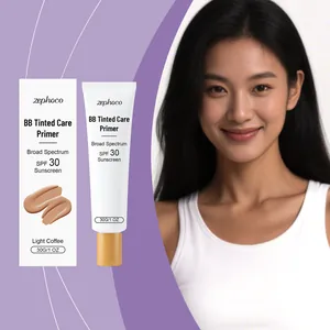 Λεπτομερής προβολή του BB Tinted Care Primer SPF 30 σε Light Coffee με μοντέλο