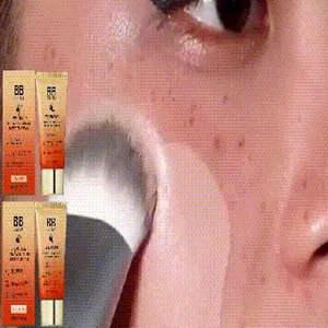 Primer plano de la BB cream Zephoco cubriendo imperfecciones con una brocha.