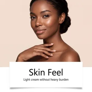 Nahaufnahme von dunkler Haut mit leichtem Concealer für ein natürliches Finish
