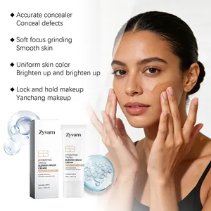 Primer plano de modelo aplicando Zyvarn Hydrating BB Cream en Natural Light.