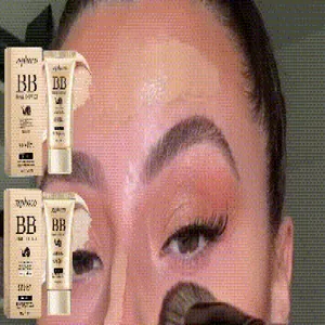Detalle de la BB cream Zephoco aplicada en el rostro con una brocha de maquillaje profesional
