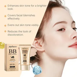 Detalle de BB cream con extracto de caracol que muestra acabado suave y envase real