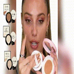 Modelo aplicando base de maquillaje cushion iluminadora con variantes de tonos