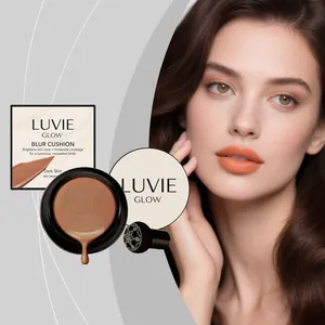 Base de maquillaje cushion hidratante en tono oscuro con resultado de modelo