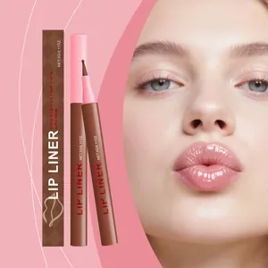 Brauner Lippenkonturenstift mit Verpackung und Model-Demonstration für glänzende Lippen